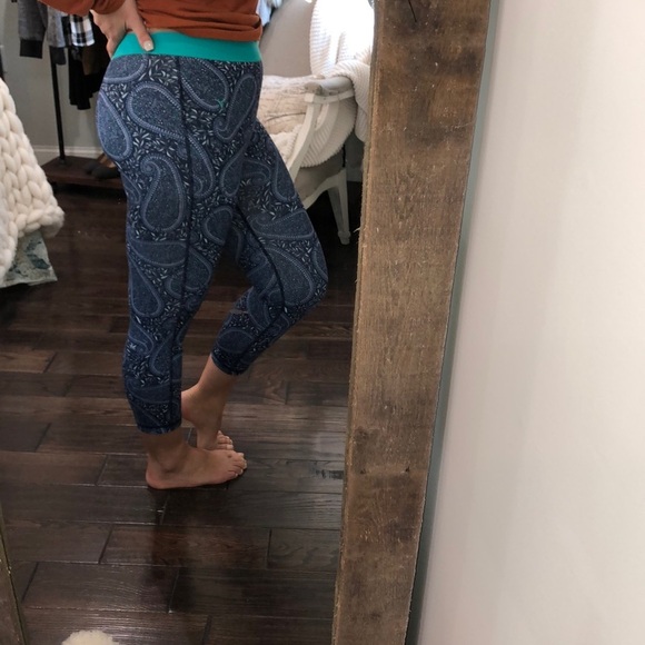 Old Navy Go-dry medium paisley fitness/gym legging - Picture 3 of 5